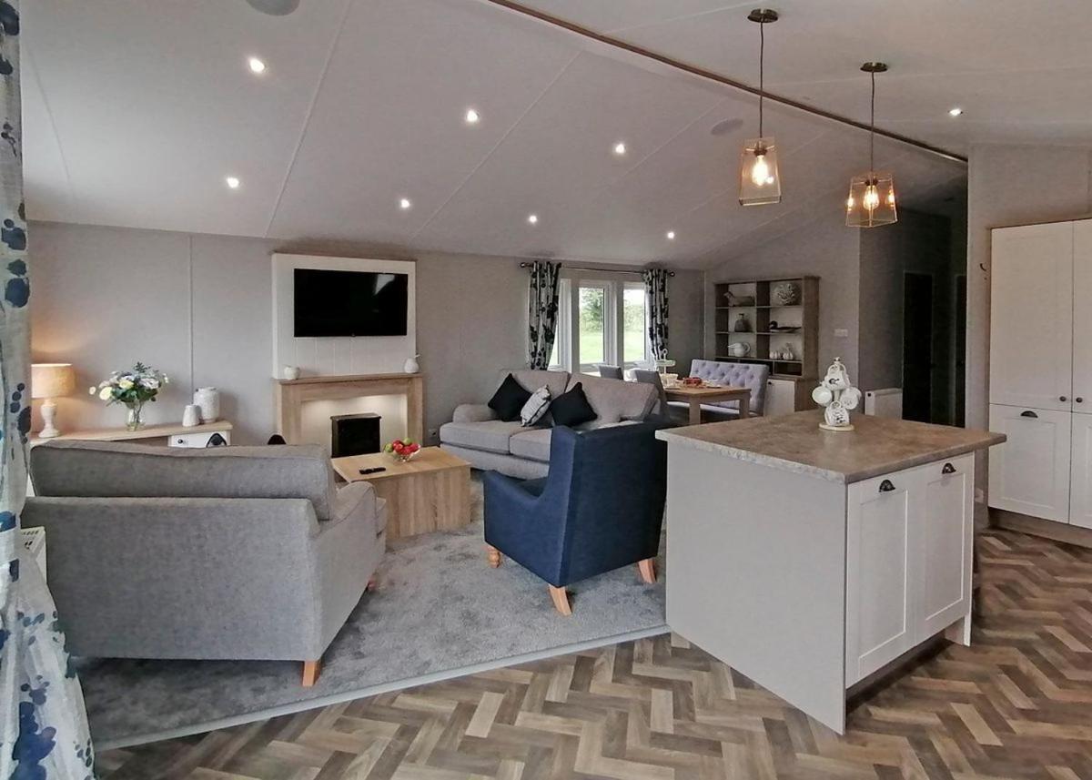 The Springs Lakeside Holiday Park Fladbury Exterior photo