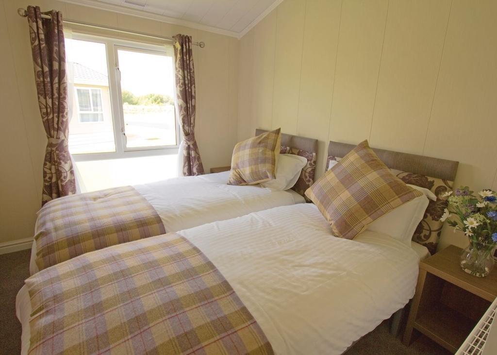 The Springs Lakeside Holiday Park Fladbury Room photo